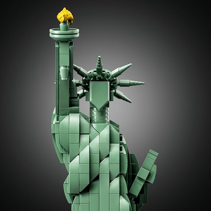 LEGO Architecture Statue of Liberty 21042 Model Building Set - Collectible New York City Souvenir, Creative Home Décor or Office Centerpiece, Great Gift Idea for Adults and Teens
