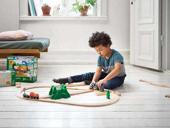 BRIO Starter Lift&Load Set Wooden Toy Train Durable | Child Safe | Encourages Creativity | Compatible with All Wooden Railway Sets | Includes Engine, Lorry, Wagon, Track and More