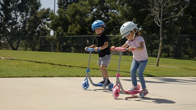 Razor Jr. Lil’ Kick – 3-Wheel Kick Scooter for Younger Children (Ages 3+), Max Rider Weight 44 lb (20 kg)